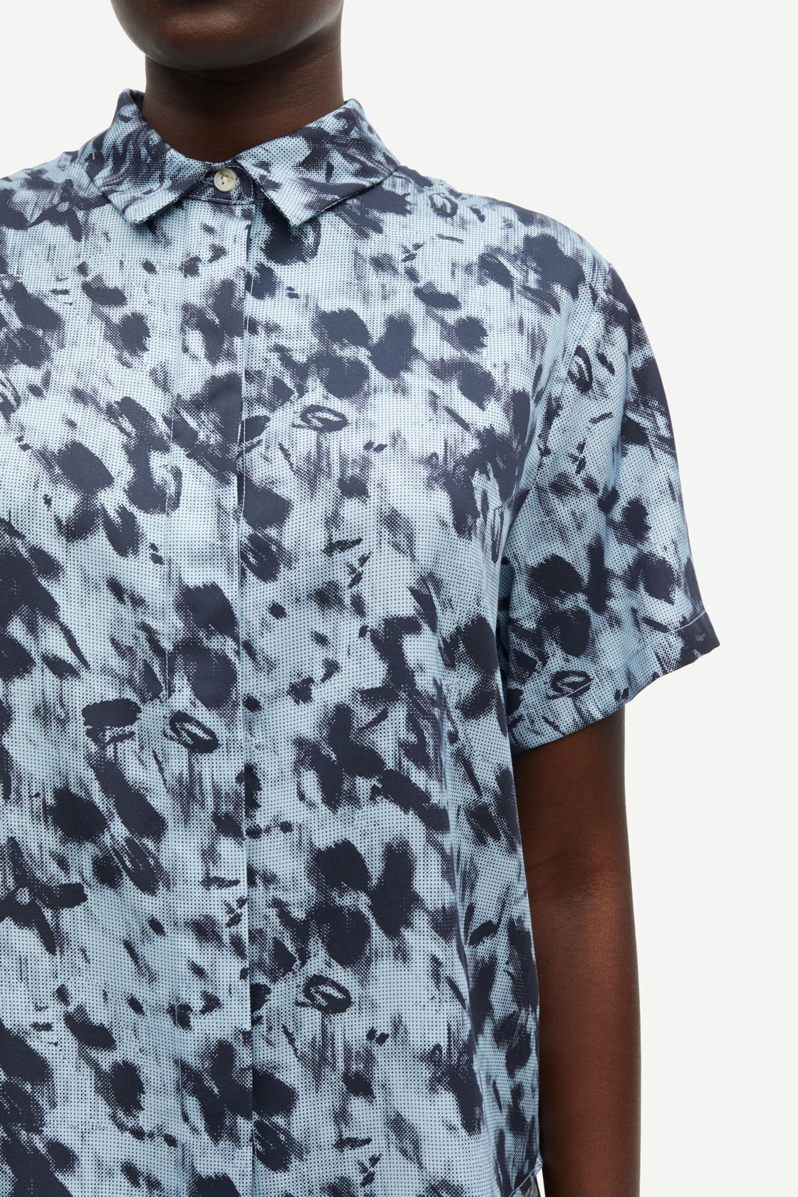 Mina ss shirt 14028 Blurred Flower Salute