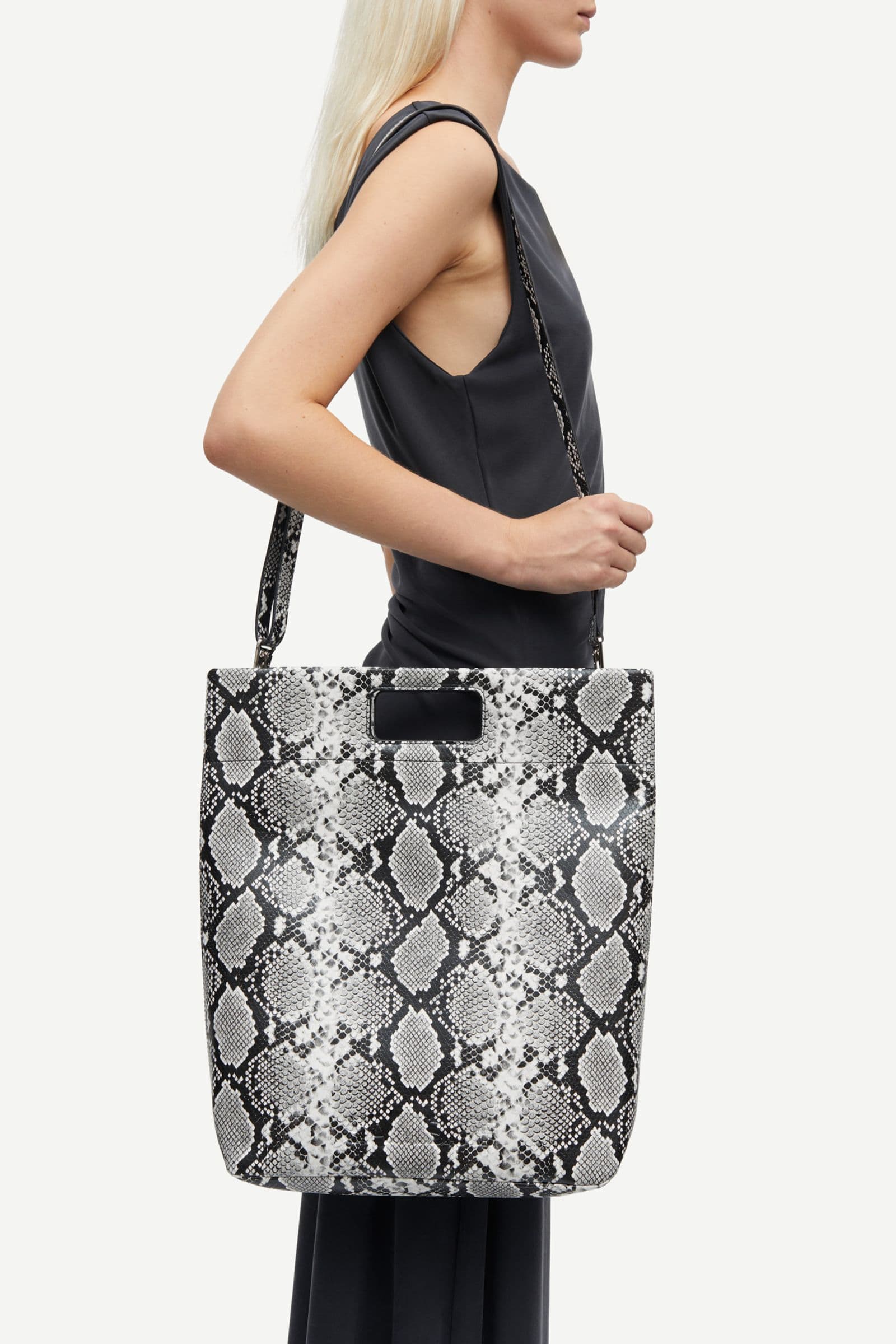 Sajennie tote bag 15682 Black White Snake
